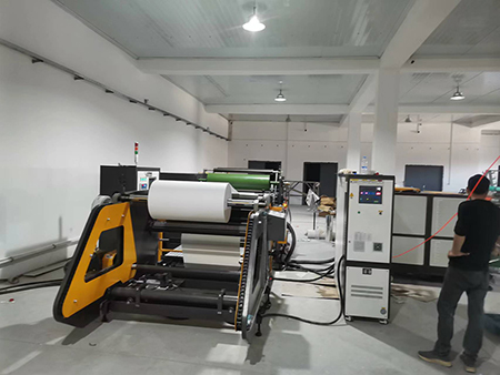 Empresa de embalagens alimentares no Uzbequistão escolhe máquina de revestimento com cera e laminação